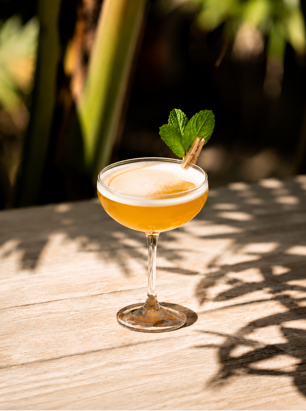 Mocktail BB Cubana sans alcool, servi dans une coupette avec une feuille de menthe fraîche.